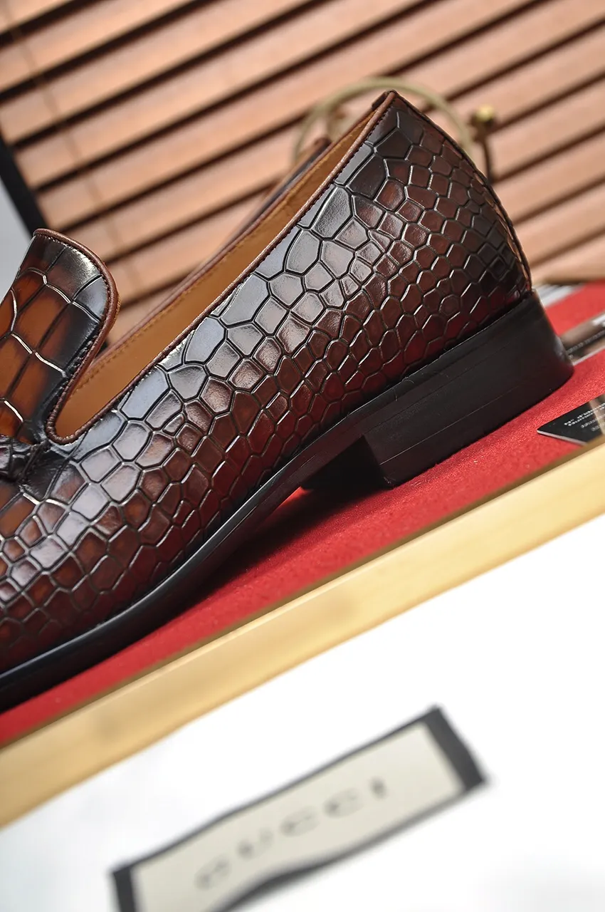 Men's shoes💰560💶Italy's top luxury men's shoe giant (GUCCI) (Gucci) (full cowhide lining) new arrival🍃Original European style🔰 Pleasant to the eye😍In order to make the shoes more durable and non-deformable🌀The production continues to follow traditional methods but there is still no lack of innovation💪Choose original sheepskin for the leather♻️ Smooth and natural And extra bright ⭐Made of imported cowhide, the first choice of rich people 38-45 (45 customized)